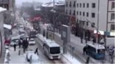Elektrik arızasına giderken karda mahsur kalan ekip kurtarıldı