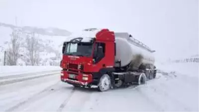 Erzincan'da kar ve tipi ulaşımı aksatıyor