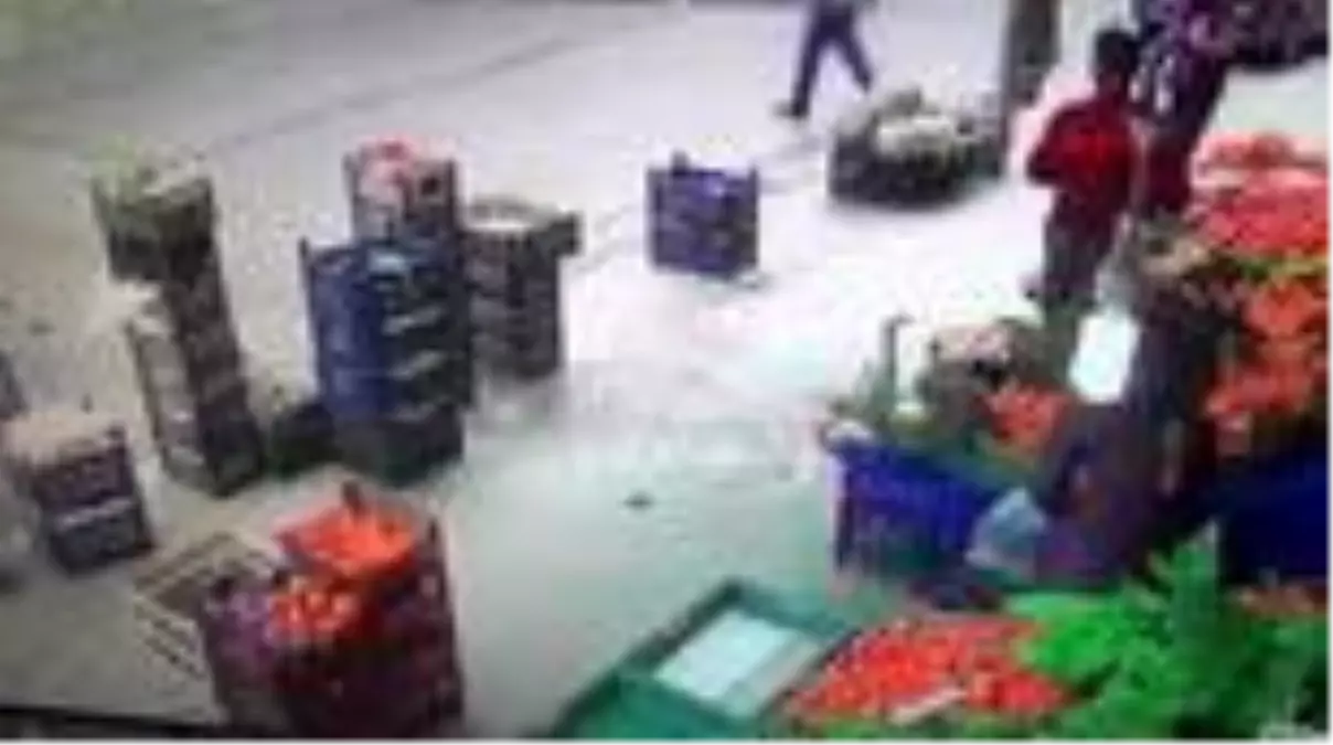 Esenyurt'taki kavgaya alışveriş yapan sivil polis müdahale etti