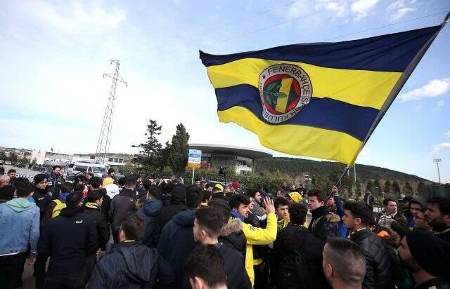 Fenerbahçeli taraftarlar Riva'da Nihat Özdemir'i istifaya davet etti