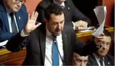Göçmen gemilerinin yanaşmasına izin vermeyen Eski İtalya Başbakan Yardımcısı Salvini 15 yıla kadar...