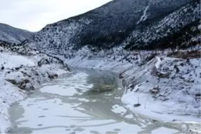 Gümüşhane'de Torul Barajı gölünün yüzeyi kısmen dondu