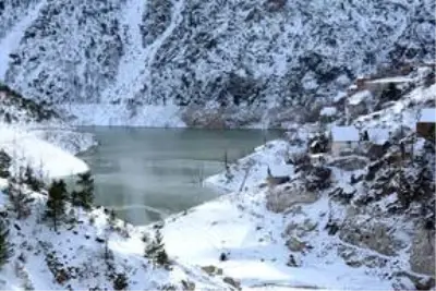 Gümüşhane'de Torul Barajı gölünün yüzeyi kısmen dondu