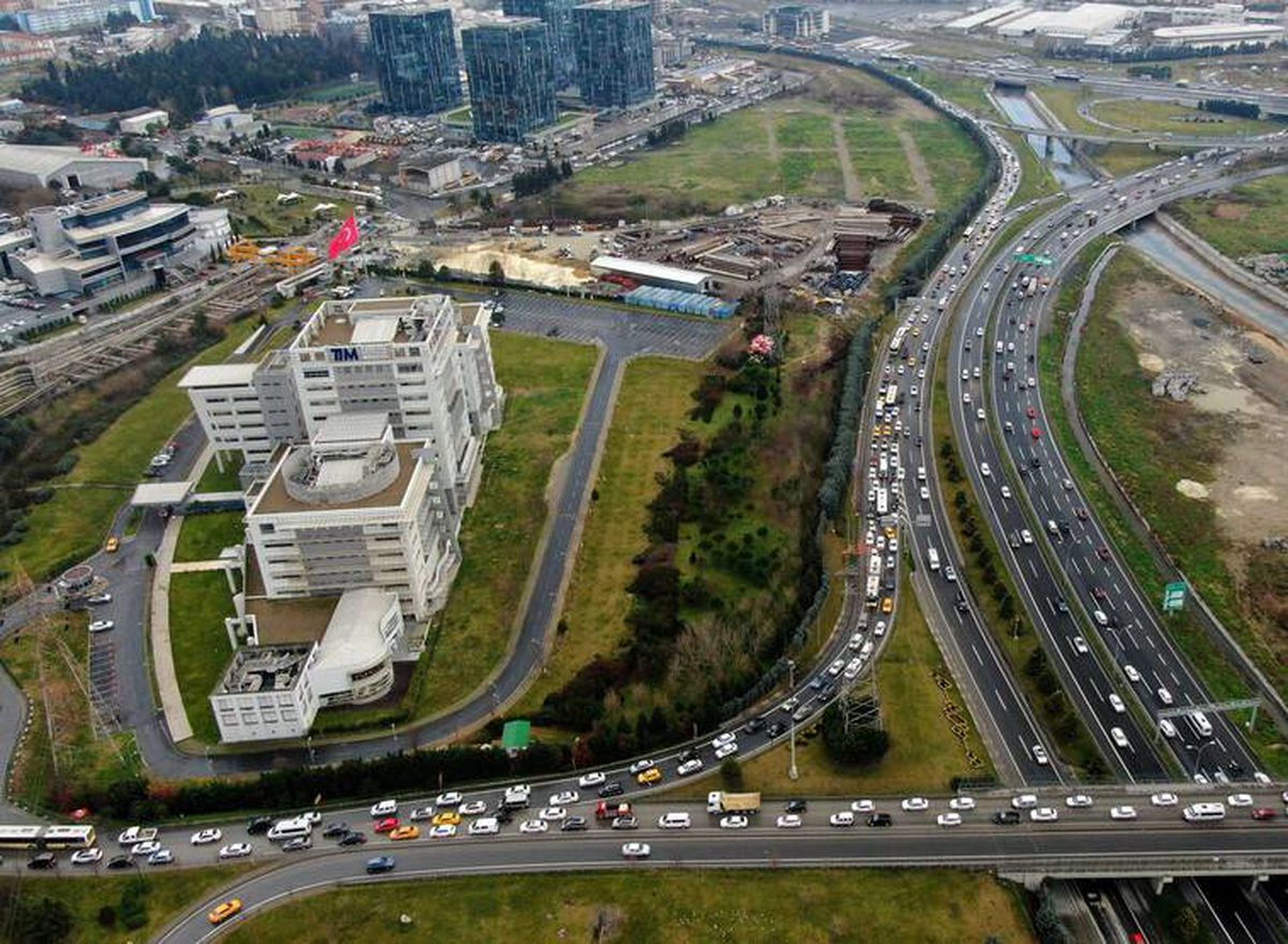 İstanbul'un bitmeyen metro inşaatları trafiği kilitliyor