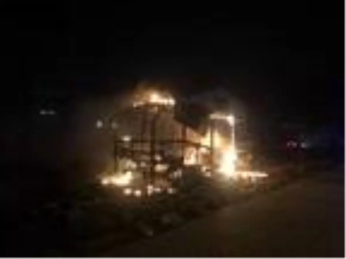 Park halindeki minibüs alev aldı, geriye iskeleti kaldı