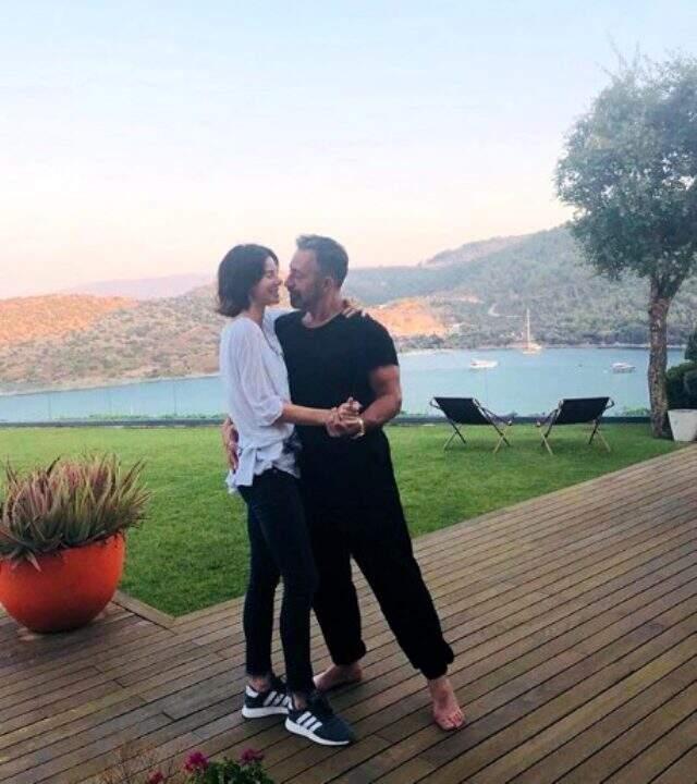 Serenay Sarıkaya ile aşk yaşayan Cem Yılmaz, Defne Samyeli'yle ilgili paylaşımları silemedi