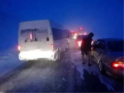 Van'da kar ve tipi ulaşımı aksattı Van'da kar ve tipi ulaşımı aksattı