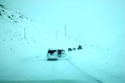 Van'da yolu kapanan mahalledeki hamile kadın 3 saatte hastaneye ulaştırıldı