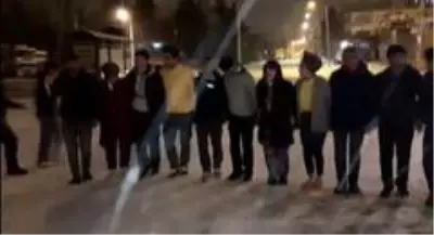 Siverek'te 6 yıl aradan sonra yağan karı halayla kutladılar Siverek'te 6 yıl aradan sonra yağan karı halayla kutladılar