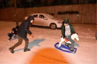 Siverek'te 6 yıl aradan sonra yağan karı halayla kutladılar Siverek'te 6 yıl aradan sonra yağan karı halayla kutladılar