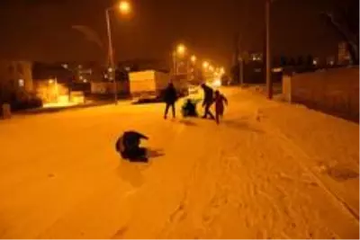 Siverek'te 6 yıl aradan sonra yağan karı halayla kutladılar Siverek'te 6 yıl aradan sonra yağan karı halayla kutladılar