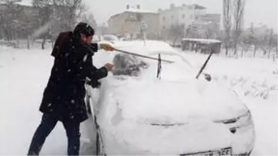 Adana'nın Tufanbeyli ilçesinde kar yaşamı olumsuz etkiliyor