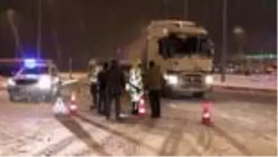Afyonkarahisar-Antalya kara yolunda trafik akışı güçlükle sağlanıyor