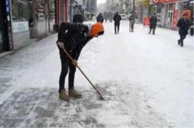 Ağrı'da kar yağışı hayatı olumsuz etkiliyor