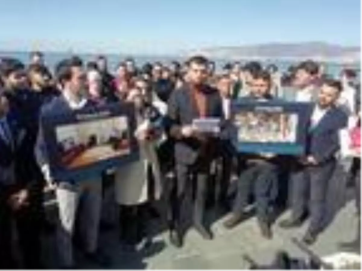 AK Parti'li gençlerden Kılıçdaroğlu'na fotoğraflarla FETÖ tepkisi