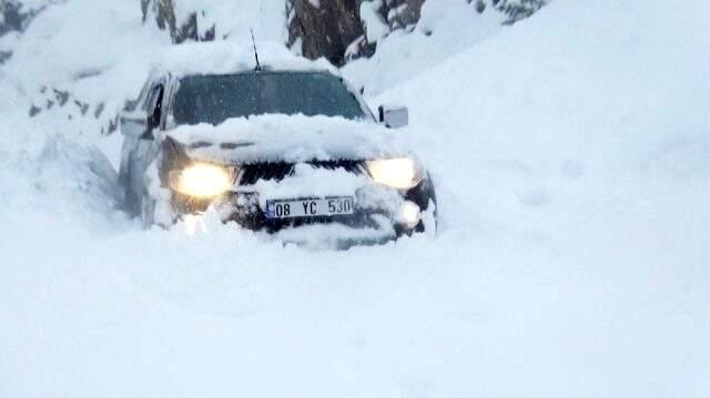 Artvin'de çığ düştü; cenaze dönüşü 20 araçlık konvoy yolda kaldı