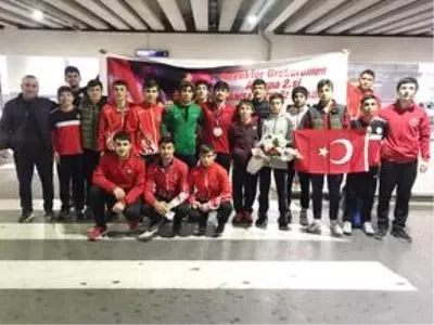 Avrupa ikincisi milli güreşçi Kerem Kamal İzmir'de coşkuyla karşılandı