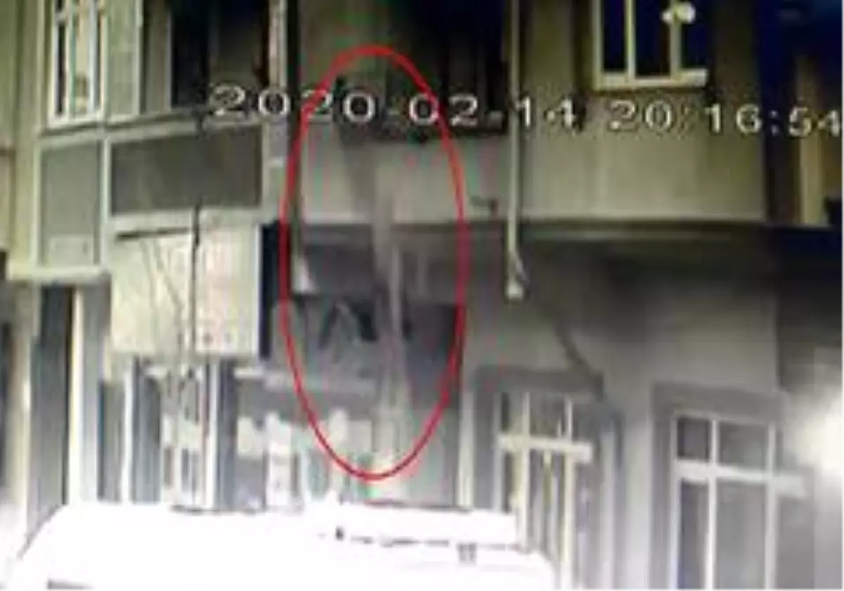 Bağcılar'da 8 yaşındaki çocuk 3. kattan düşerek yaralandı