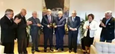 Başkan Pekmezci, Dalan'a plaketini takdim etti Başkan Pekmezci, Dalan'a plaketini takdim etti