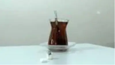 Çayına atmak için küp şekeri kırdı, içinden demir bilye çıktı