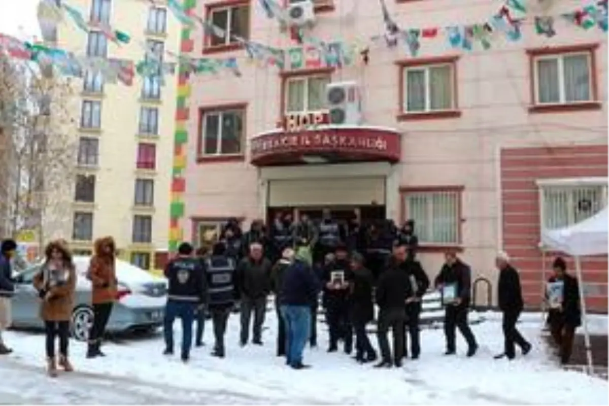 Diyarbakır anneleri kar altında nöbetini sürdürüyor