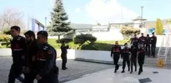 Jandarma Karakolu: Ev sahibini sandalyeye bağlayarak parasını gasbeden 3 zanlı tutuklandı Jandarma Karakolu: Ev sahibini sandalyeye bağlayarak parasını gasbeden 3 zanlı tutuklandı