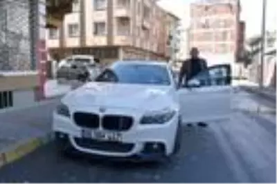 Lüks aracına binen sürücü, direksiyonu görmeyince neye uğradığını şaşırdı Lüks aracına binen sürücü, direksiyonu görmeyince neye uğradığını şaşırdı