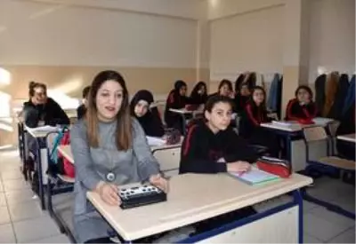 Görme engelli Nefise öğretmen öğrencilerinin dünyasını aydınlatıyor