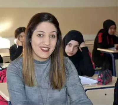 Görme engelli Nefise öğretmen öğrencilerinin dünyasını aydınlatıyor
