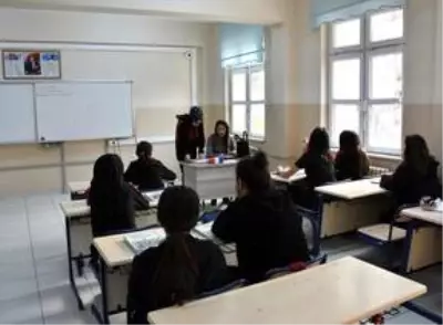 Görme engelli Nefise öğretmen öğrencilerinin dünyasını aydınlatıyor