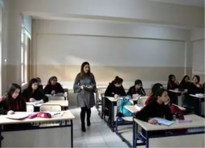 Görme engelli Nefise öğretmen öğrencilerinin dünyasını aydınlatıyor