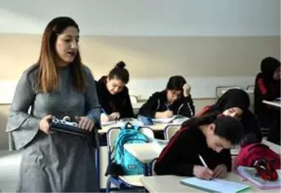 Görme engelli Nefise öğretmen öğrencilerinin dünyasını aydınlatıyor