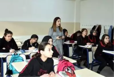 Görme engelli Nefise öğretmen öğrencilerinin dünyasını aydınlatıyor