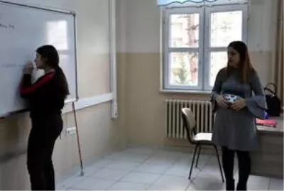 Görme engelli Nefise öğretmen öğrencilerinin dünyasını aydınlatıyor