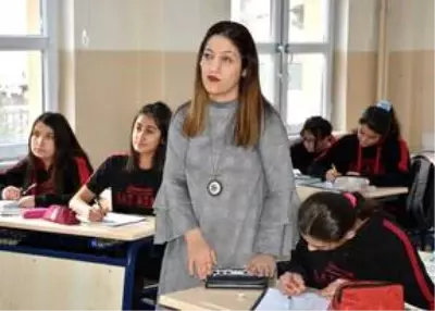 Görme engelli Nefise öğretmen öğrencilerinin dünyasını aydınlatıyor