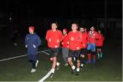 İkiz futbolcu kardeşler, hakemi de şaşırtıyor