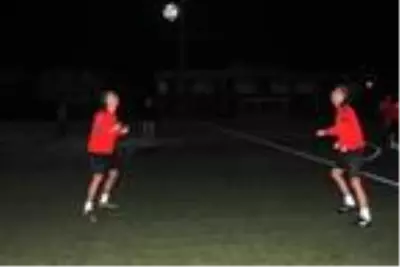 İkiz futbolcu kardeşler, hakemi de şaşırtıyor