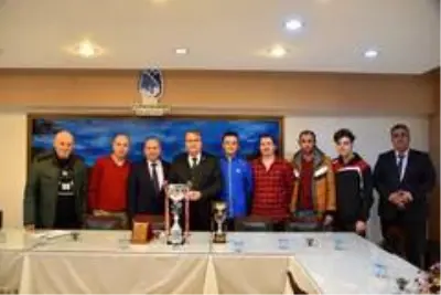 İşitme engellilerden Başkan Çerçi'ye plaket İşitme engellilerden Başkan Çerçi'ye plaket