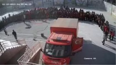 Okul müdürü, 13 yaşındaki öğrencinin suratına uçan tekme attı Okul müdürü, 13 yaşındaki öğrencinin suratına uçan tekme attı