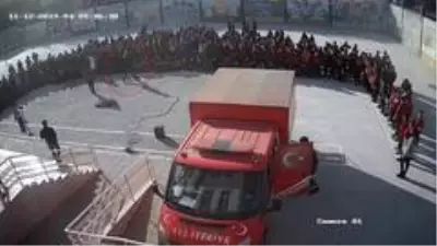 Okul müdürü, 13 yaşındaki öğrencinin suratına uçan tekme attı Okul müdürü, 13 yaşındaki öğrencinin suratına uçan tekme attı