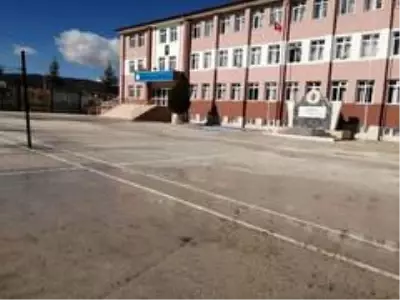 Okul müdürü, 13 yaşındaki öğrencinin suratına uçan tekme attı Okul müdürü, 13 yaşındaki öğrencinin suratına uçan tekme attı