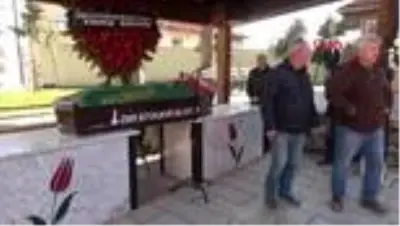 İzmir ünlü yönetmen çağan ırmak'ın annesi son yolculuğuna uğurlandı