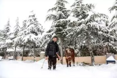 Kar nedeniyle yollar kapanınca muayene olmaya atıyla gitti