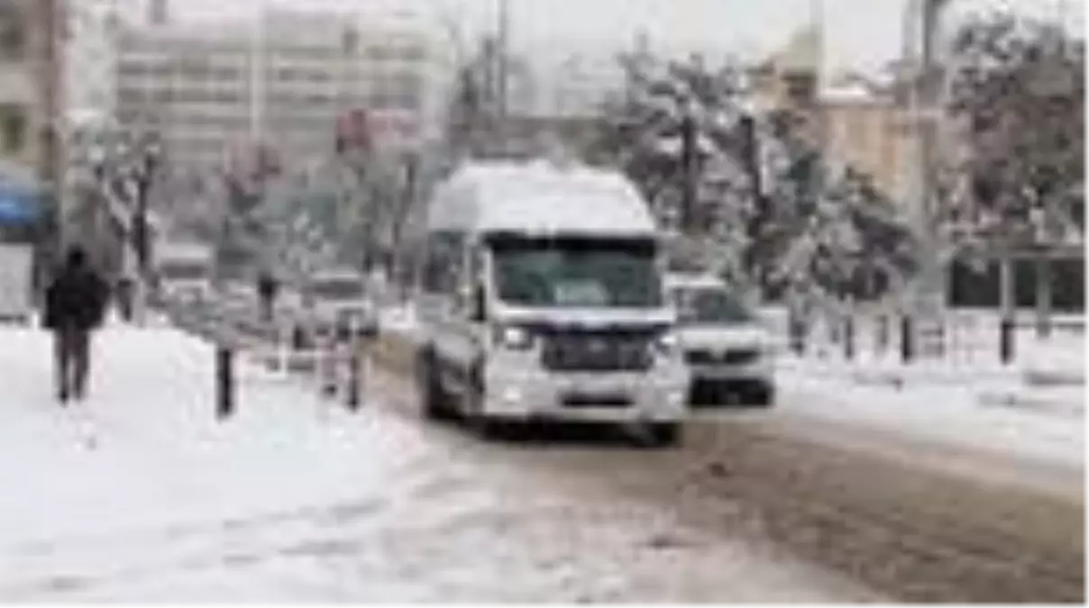 Kar yağışı ulaşımı aksattı