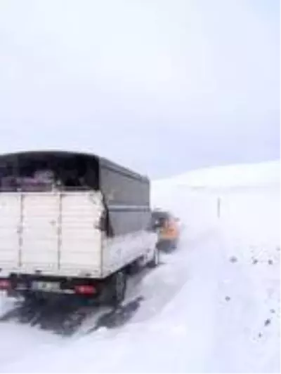Karda mahsur kalanları jandarma kurtardı