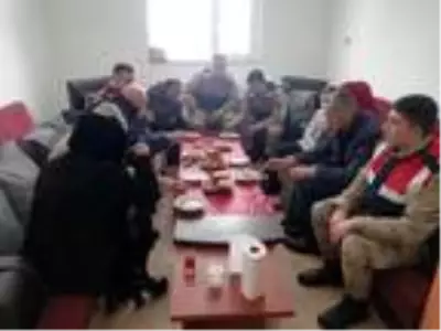 Karda mahsur kalanları jandarma kurtardı