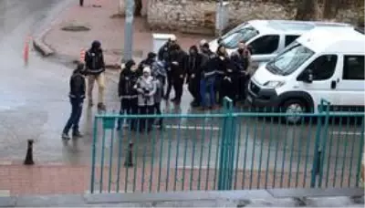 Kütahya'da evlilik vaadiyle dolandırıcılık şüphelileri adliyeye çıkarıldı
