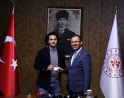 Shane Larkin, Türkiye Cumhuriyeti kimlik kartını Bakan Kasapoğlu'ndan aldı