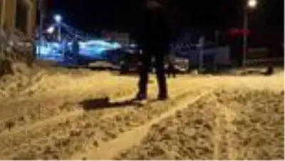 Sivas-karla kaplı cadde ve sokaklarda kayak yaptı