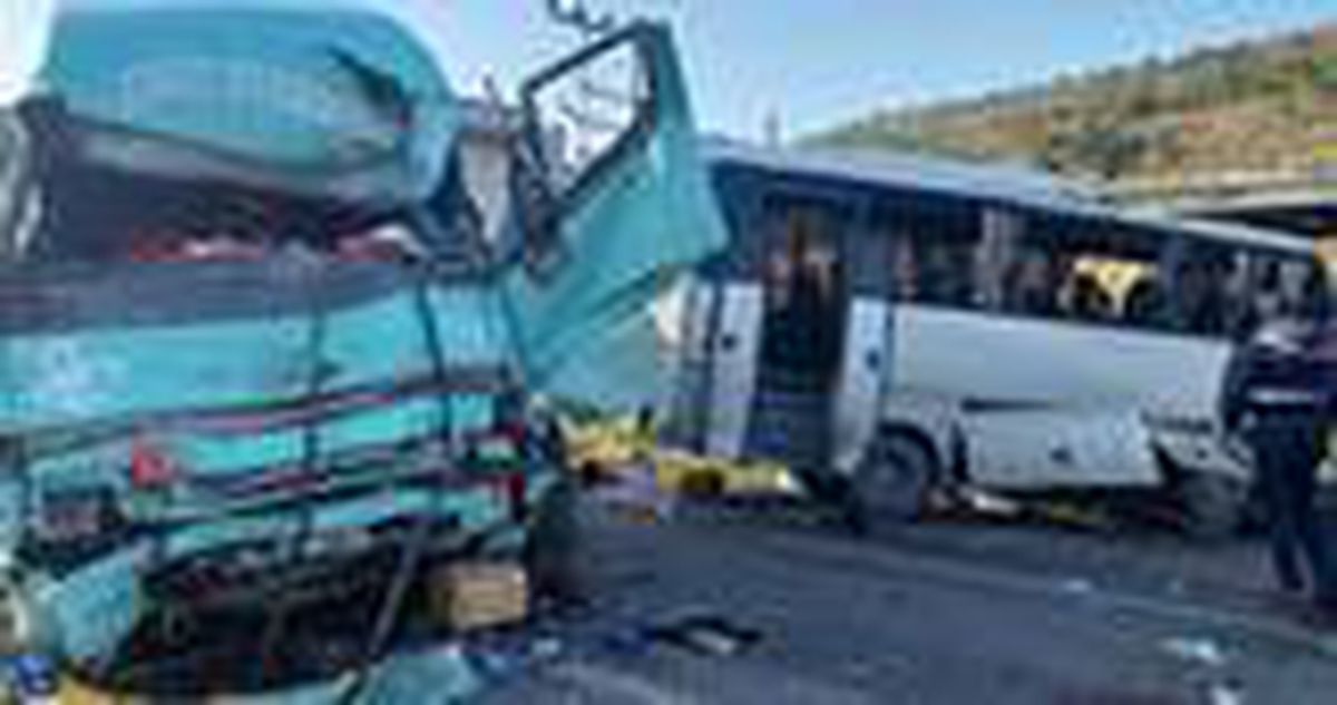 Son dakika: İzmir'de işçi servisi ile kamyon çarpıştı: 4 ölü, 8 yaralı